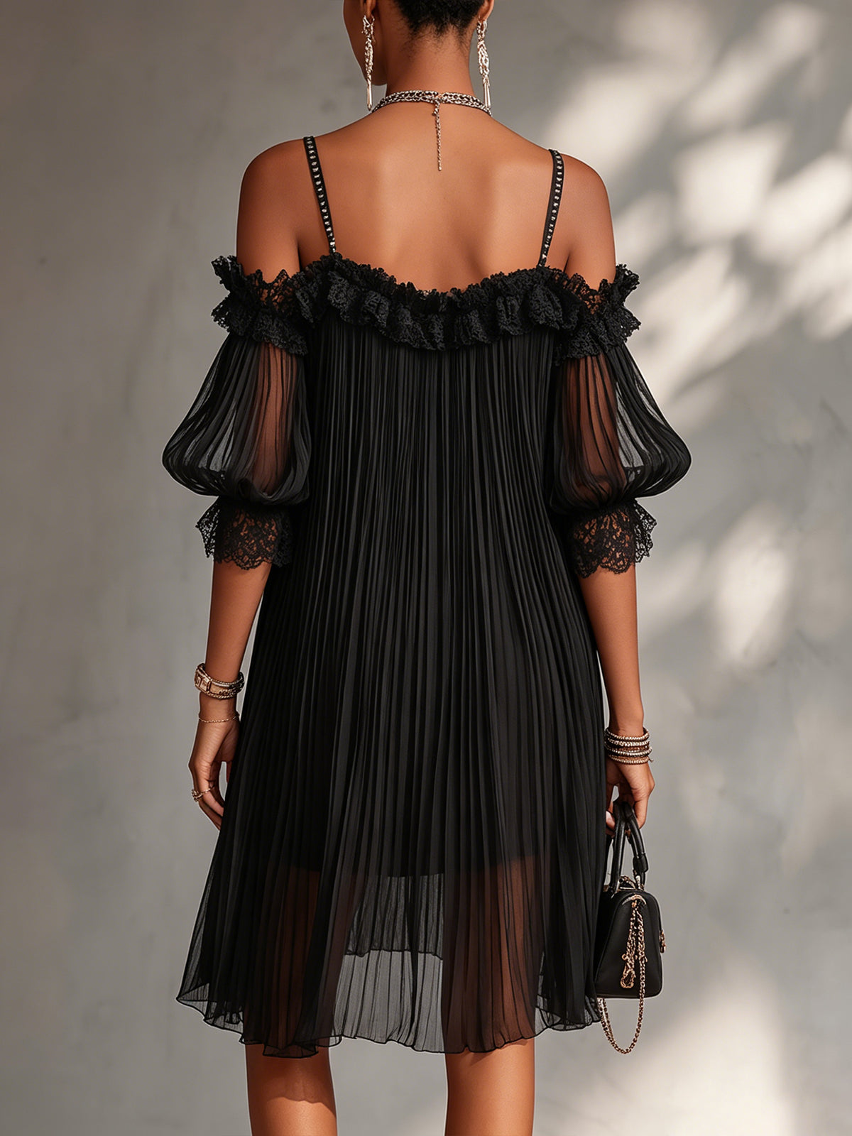 Mini Robe Noire en Mousseline Élégante